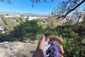 У Сімферополі активістки розповсюдили стікери з антиросійським посланням