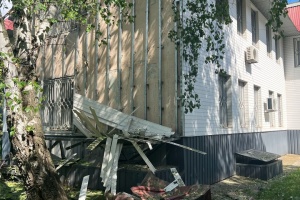 У Чугуєві внаслідок російського удару пошкоджена будівля податкової