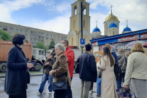 У Хмельницькому протестувальники облили кров’ю ворота собору УПЦ МП
