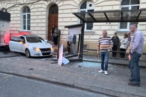 У Львові автомобіль в'їхав у зупинку, травмована дівчина у реанімації