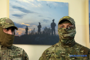 ГУР презентувало фотовиставку до Дня Героїв