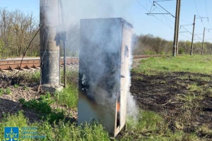 В Одесі затримали трьох молодиків, які підпалили залізничні шафи та авто військових