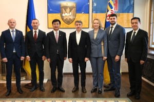 На Закарпаття прибув посол КНР, цікавиться виробництвом зеленої енергетики та скла