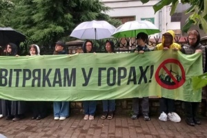 В Ужгороді пройшла перша акція протесту проти будівництва вітряків на полонині Руна