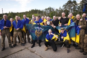 Ukraine welcomes home 390 POWs in first wave of historic "1000-for-1000" swap