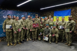 Neizhpapa presents awards to marines fighting in hottest sectors of frontline