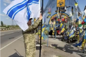 Неїжпапа встановив біля стели на в'їзді в Донецьку область прапор ВМС України
