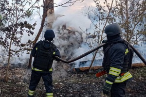 На Сумщині рятувальники ліквідували пожежу після ворожого обстрілу