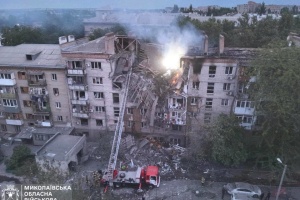 У Миколаєві триває рятувальна операція на місці влучання у багатоповерхівку