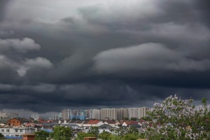 Україні у середу прогнозують дощі, грози та сильний вітер, до +28°