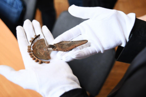Unique 5th-century archaeological treasure transferred to Ukraine history museum