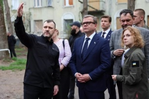 Finnischer Premierminister besucht Ort des russischen Raketenangriffs auf Kyjiw am 24. April