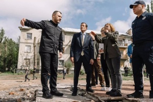 Davis and Senator Blumenthal visit site of Russian strike in Kyiv