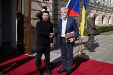 Selenskyj zum Treffen mit Tschechiens Präsident in Prag eingetroffen