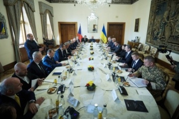 Zelensky meets with CEOs of leading Czech defense companies