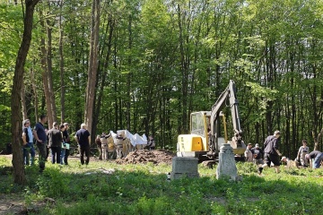 Polska informuje o odkryciu szczątków co najmniej 42 osób w Puźnikach