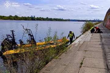 У Києві рятувальники дістали з Дніпра тіло жінки, яка впала з мосту