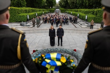 Volodymyr Zelensky a déposé des fleurs sur la tombe du Soldat inconnu à Kyiv 