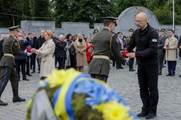 El primer ministro Shmygal y funcionarios de la UE rinden homenaje a los defensores ucranianos caídos en Lviv