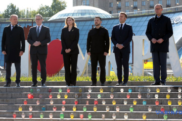Ehepaar Selenskyj und vier europäische Staats- und Regierungschefs ehren gefallene Soldaten in Kyjiw