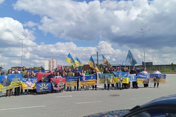 У Вінниці родичі безвісти зниклих і полонених захисників провели автопробіг