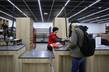 Нова пошта через щоденні атаки закриває єдине відділення у херсонському мікрорайоні Острів