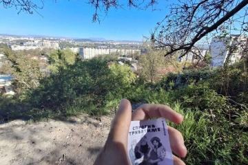У Сімферополі активістки розповсюдили стікери з антиросійським посланням