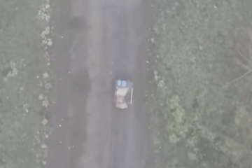 Nach Treffer mit FPV-Drohne: Gepanzertes Fahrzeug rettet Leben von Scharfschützen