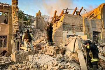 Les envahisseurs frappent Velykyi Burluk avec des Shahed : une entreprise et un bâtiment administratif détruits