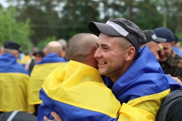 Otros 303 defensores ucranianos regresan del cautiverio ruso
