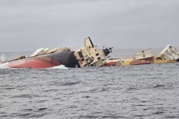 Біля Індії затонув контейнеровоз із небезпечним вантажем, моряків з України врятували