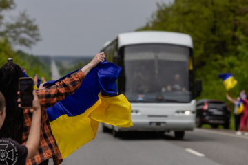 Two Ukrainian defenders released after being captured together 