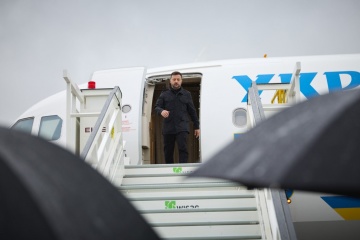 ゼレンシキー宇大統領、英国に到着