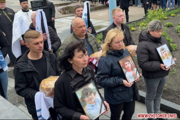 Dans la région de Jytomyr les habitants rendent hommage à trois enfants tués par des tirs d'obus russes