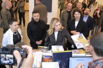 ゼレンシキー大統領夫妻、キーウの本の祭典を視察