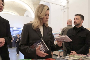 Volodymyr Zelensky a acheté le livre Tuer un tyran à l'Arsenal du livre à Kyiv