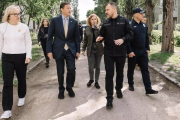 Davis y Blumenthal visitan el lugar del ataque ruso en el distrito Sviatoshynsky de Kyiv