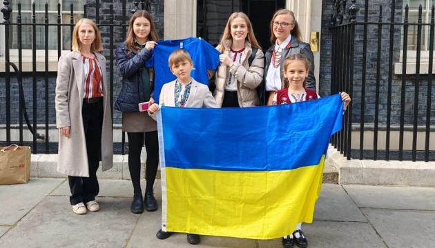 Сумівці презентували українську культуру у резиденції прем’єра Великої Британії Сумівці презентували українську культуру у резиденції прем’єра Великої Британії