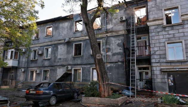 Пошкоджену дронами триповерхівку в Одесі, де загинуло подружжя, можуть знести Пошкоджену дронами триповерхівку в Одесі, де загинуло подружжя, можуть знести