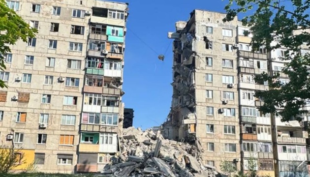 Росіяни обстріляли місто і селище на Донеччині: пошкоджені багатоповерхівки, є загиблі