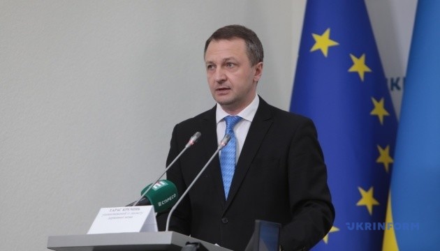 Кремінь звернувся до поліції через російськомовні пісні під час виступу Вєрки Сердючки у Києві Кремінь звернувся до поліції через російськомовні пісні під час виступу Вєрки Сердючки у Києві