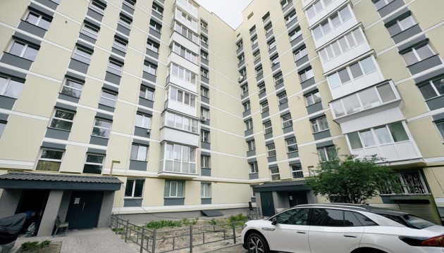 У Бучі завершують відбудову багатоповерхівки, пошкодженої російськими обстрілами