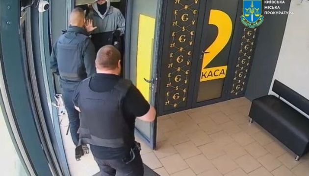 У Києві затримали студента, який погрожував підірвати пункт обміну валюти У Києві затримали студента, який погрожував підірвати пункт обміну валюти
