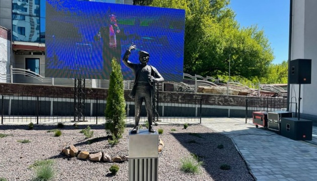 У Луцьку з’явилася нова скульптура кликуна