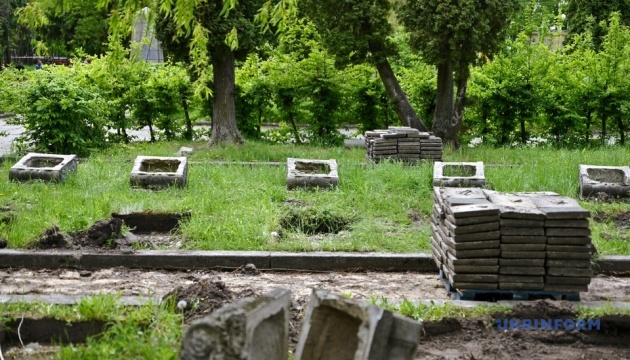 Надгробки радянських поховань на Пагорбі Слави у Львові не відповідали захороненням - експерт Надгробки радянських поховань на Пагорбі Слави у Львові не відповідали захороненням - експерт