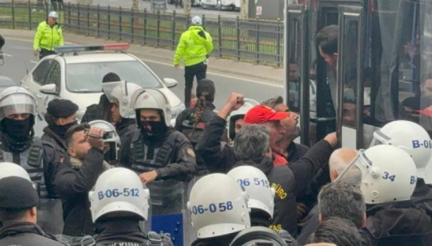 У Стамбулі затримали майже 400 учасників мітингів до Дня праці