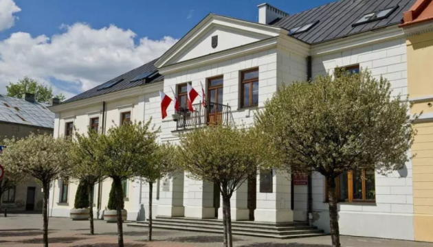 У Польщі відреагували на провокацію проросійського кандидата у президенти, який зірвав з мерії прапор України