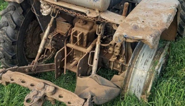 На Херсонщині підірвався на мінах трактор, що віз гуманітарну допомогу в прифронтове село На Херсонщині підірвався на мінах трактор, що віз гуманітарну допомогу в прифронтове село