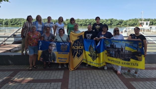 Як мамам і дружинам загиблих та зниклих безвісти воїнів допомагають пережити горе Як мамам і дружинам загиблих та зниклих безвісти воїнів допомагають пережити горе