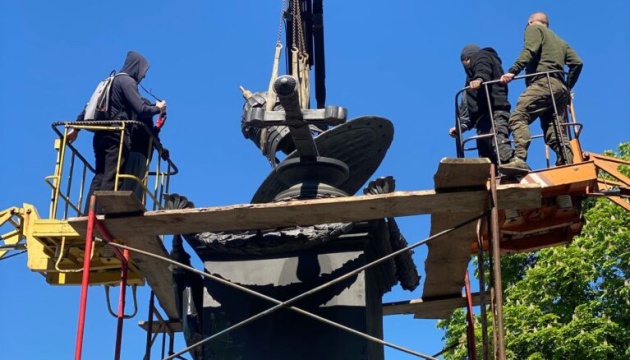 У Полтаві демонтували пам’ятник на місці відпочинку Петра І
